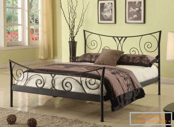 Wrought-iron bed in a modern bedroom