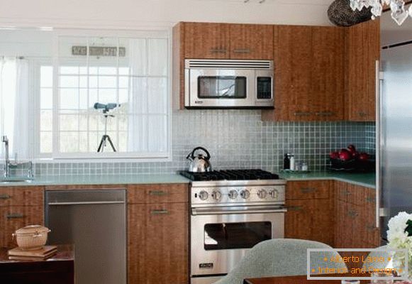 Glass tiles and countertops in the kitchen