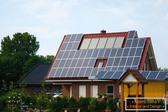 House with solar panels for autonomous electricity