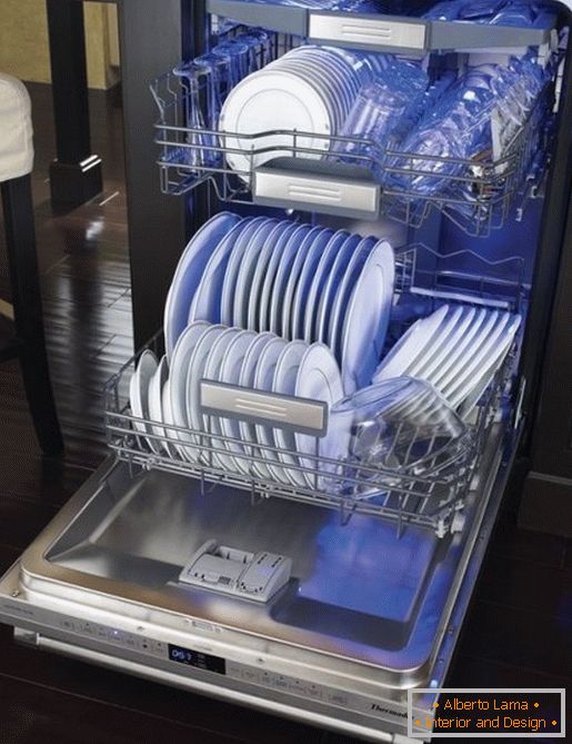 Organizer for storing dishes in the kitchen