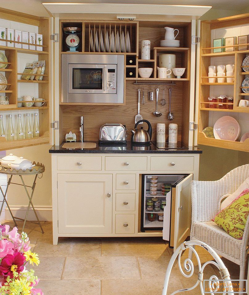 Storage system in the interior of the kitchenette