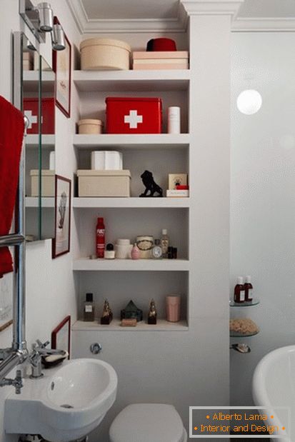 Organization of shelves in a small bathroom
