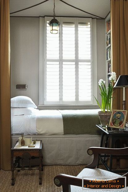 Bed in a niche that can be covered with curtains