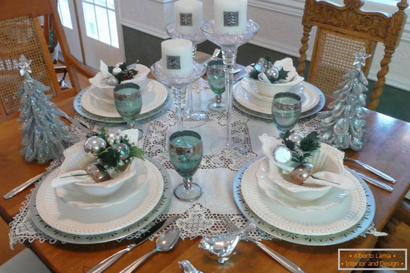 Decor of the festive table in turquoise colors