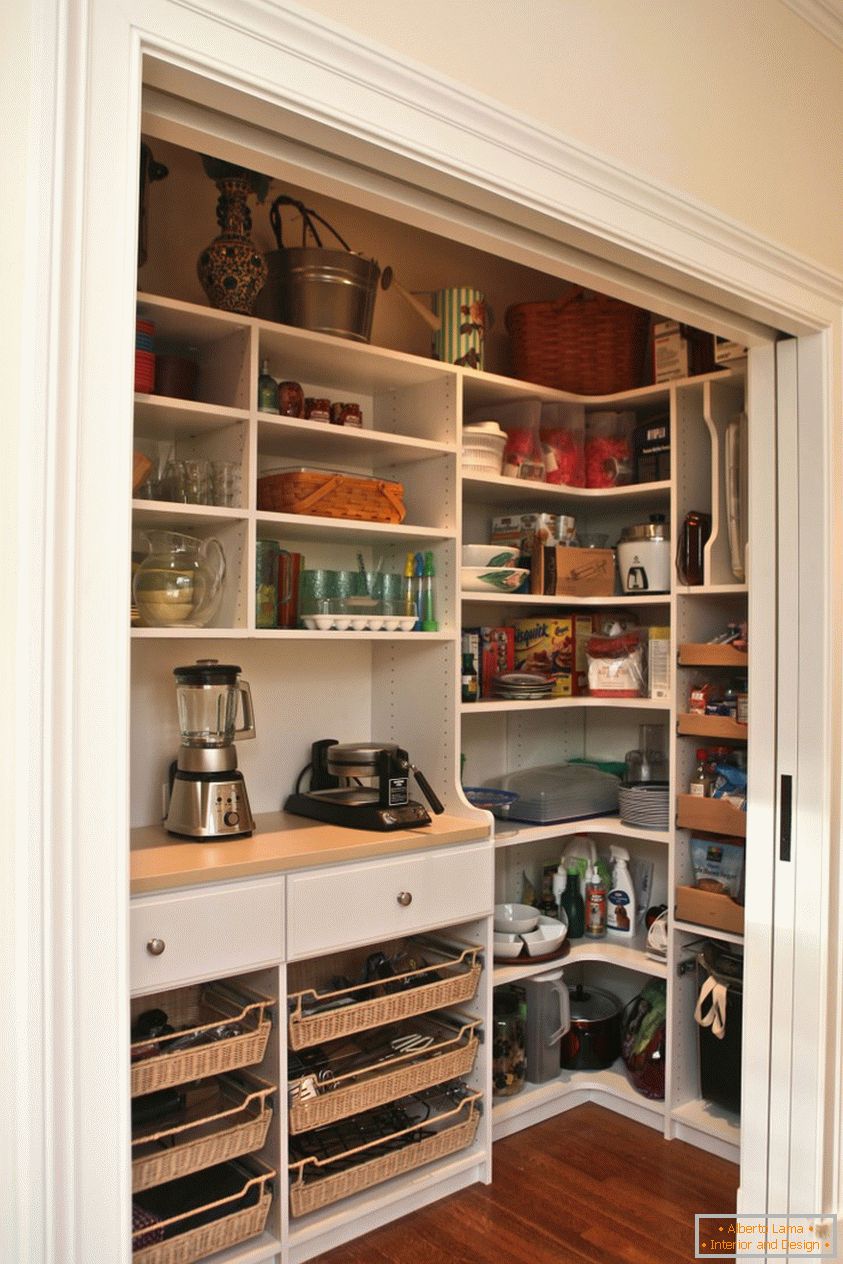 Storage room in a niche, with a sliding door