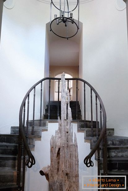 Double staircase с коваными элементами