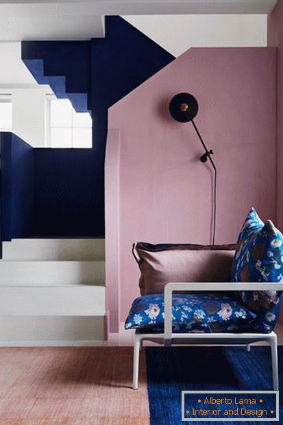 Unusual pink combination in the staircase decoration