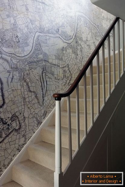 unusual design of the wall by a map of London