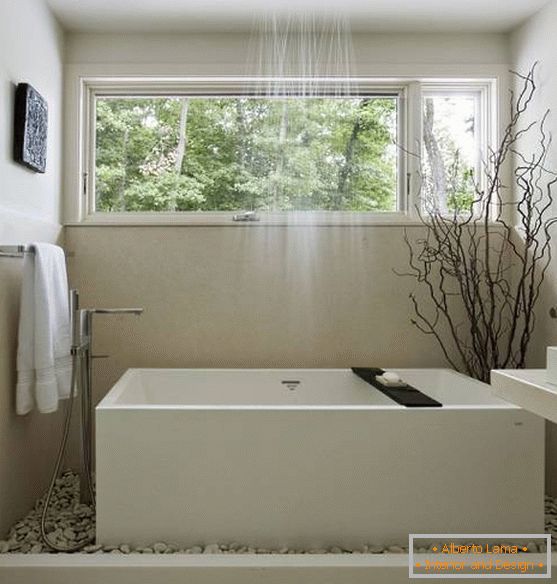 Bright, Chinese-style bathroom