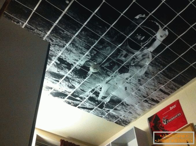 The cosmonaut's image on the ceiling