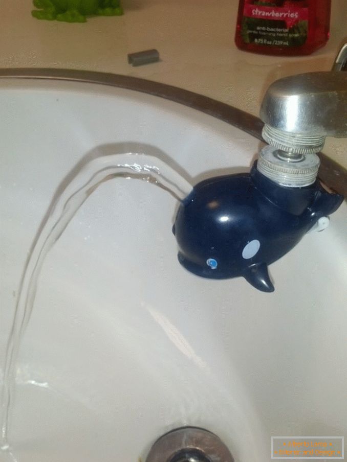 Nozzle attachment in the form of a whale