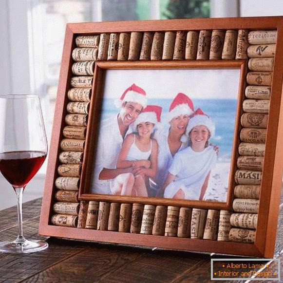 Photo frame from wine stoppers