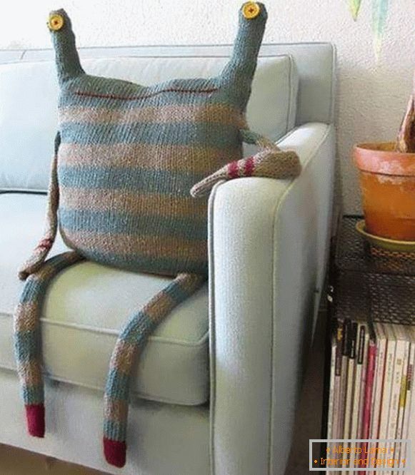 Ideas how to create knitted pillows on the sofa with knitting needles