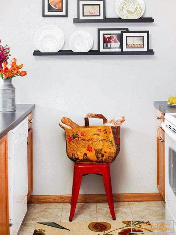 How to decorate the kitchen wall with photos