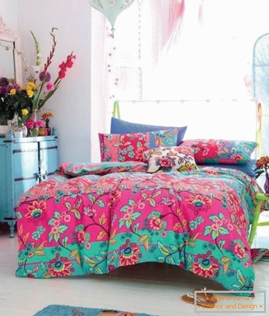 Bright decor for a bedroom in oriental style