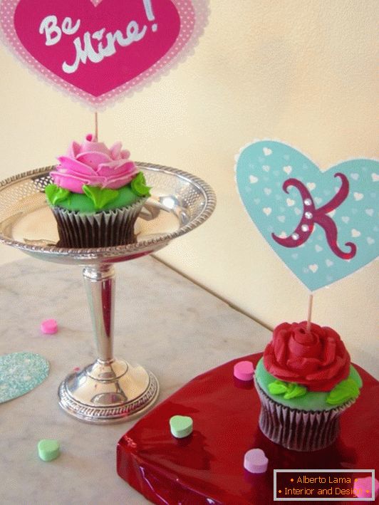 Cakes with postcards for Valentine's Day