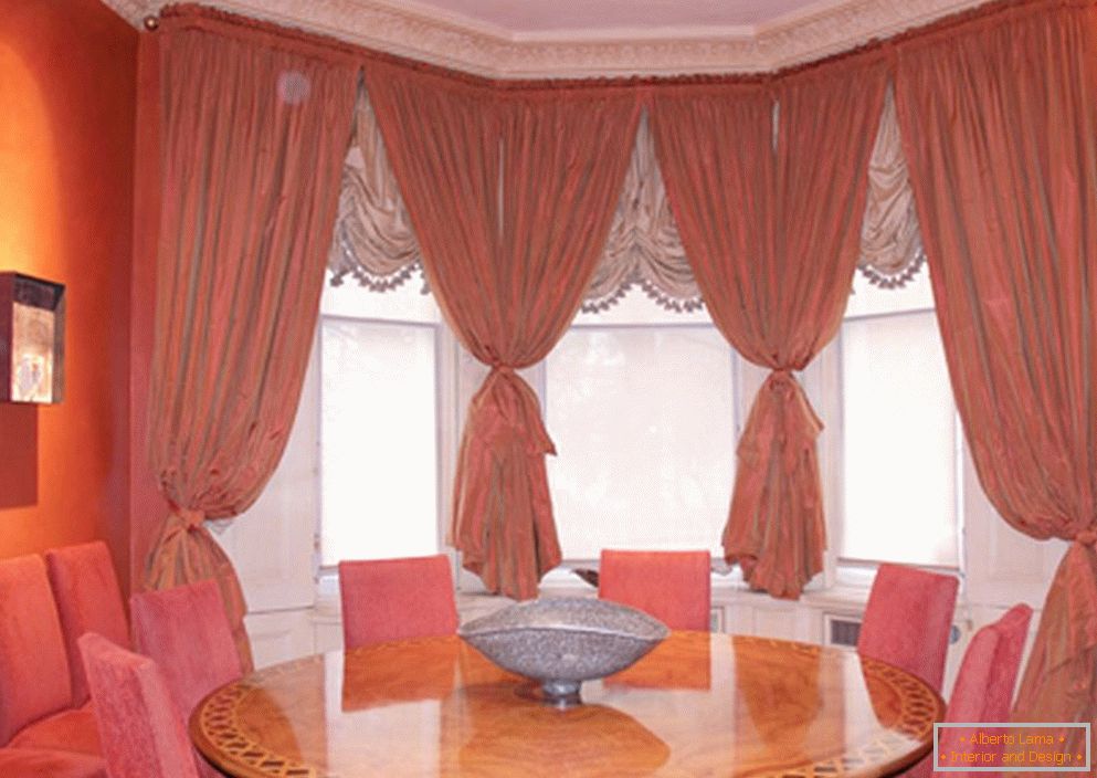 Curtains on the windows in the dining room