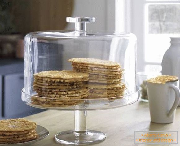 Cake stand with lid