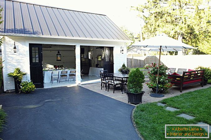 Summer kitchen and dining area