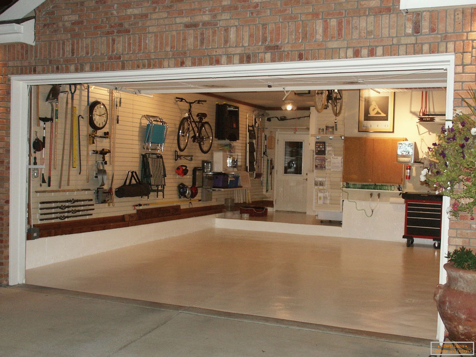 Wall-mounted storage system in the garage