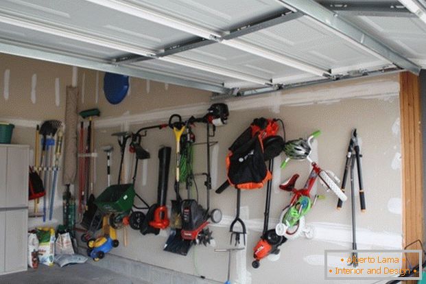 Wall-mounted storage system in the garage