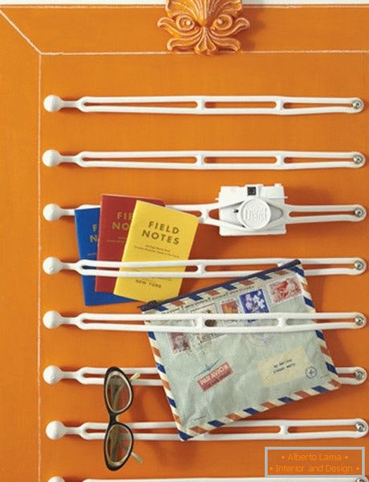 The idea of ​​storage for a small apartment. Rubber belts for glasses and notebooks