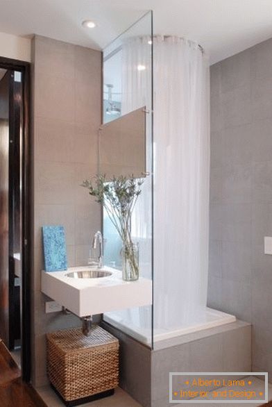 Glass partition in a small bathroom