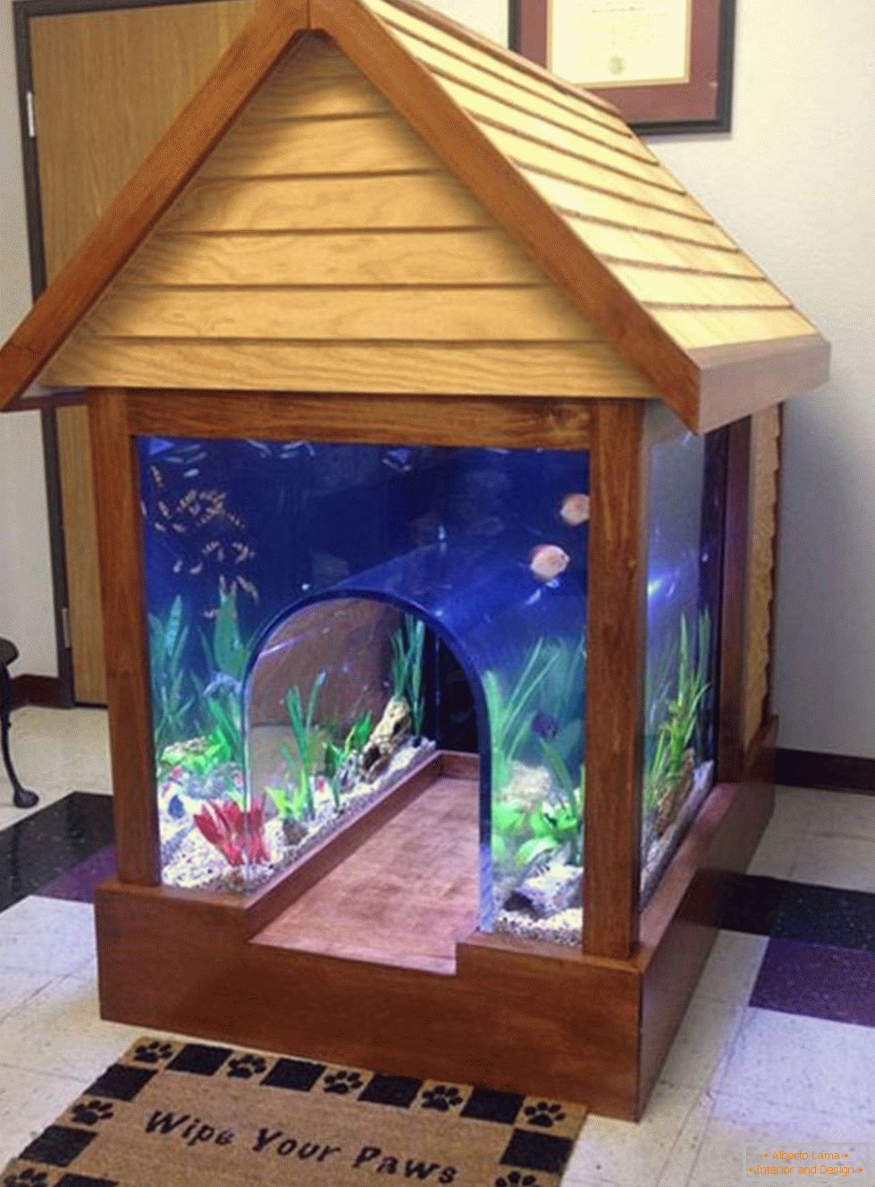 Aquarium in the form of a booth