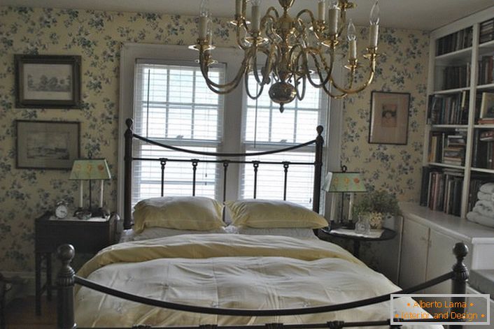 Bedroom in the English style is a budget option.