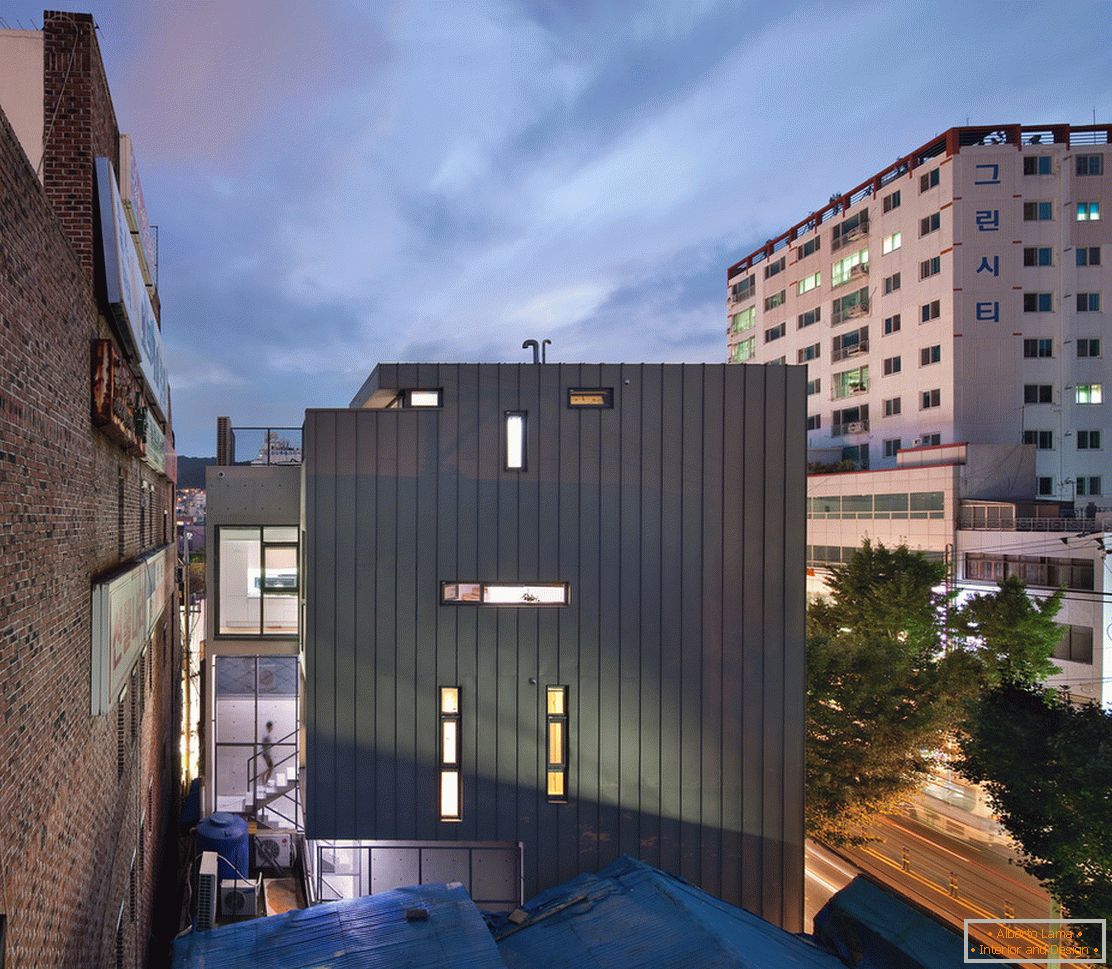 Architecture in a small square: the facade of a compact building