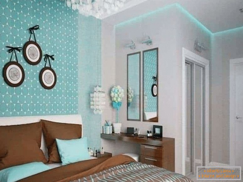 Turquoise wallpaper in the bedroom