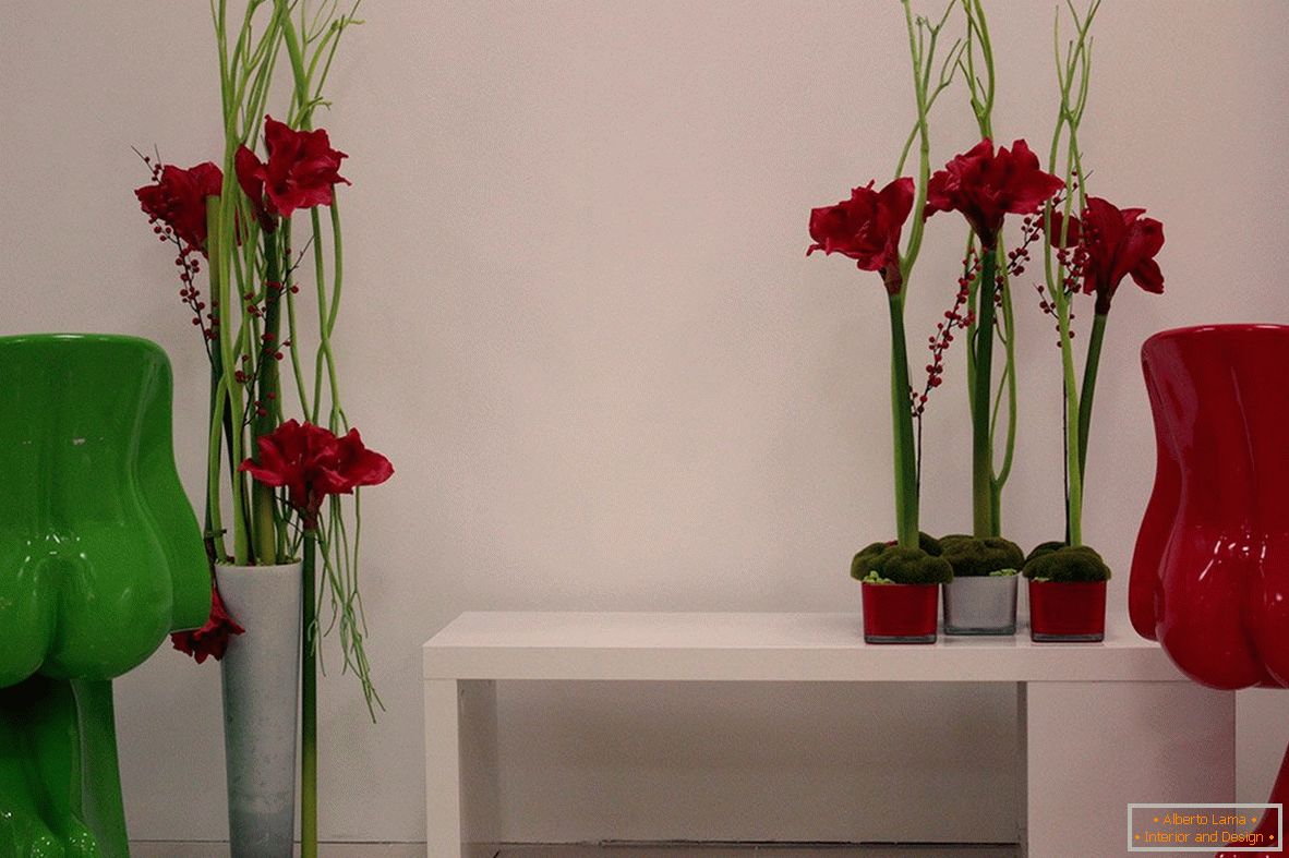Artificial flowers in the interior of the room