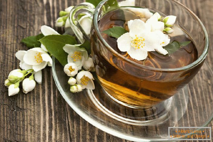 The history of the popularity of tea with jasmine is associated with Chinese healers who claimed that jasmine has the properties of an aphrodisiac, helping women to become desirable. 
