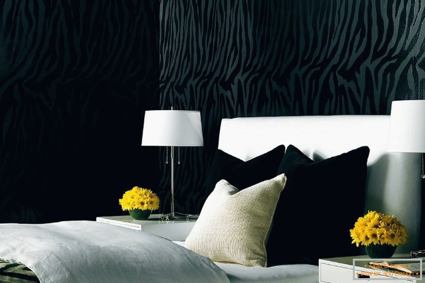 Black wallpapers in the interior