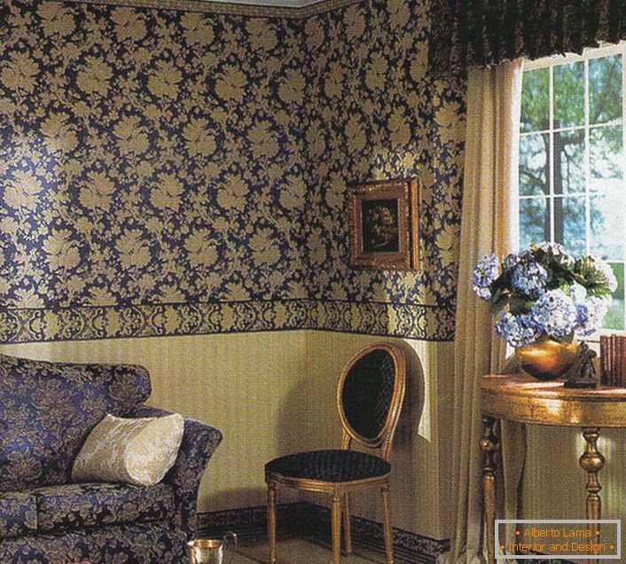 Dark blue in the baroque living room. The pattern on the wallpaper echoes the ornament on the upholstery of the sofa.