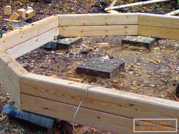 The foundation is made of wood with a concreted bottom.