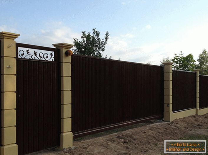 Modular fence - the most frequent choice of modern summer residents.