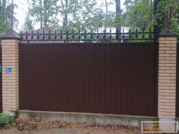 Modular fence made of corrugated board is decorated with decorative edge, which also performs certain security functions. 