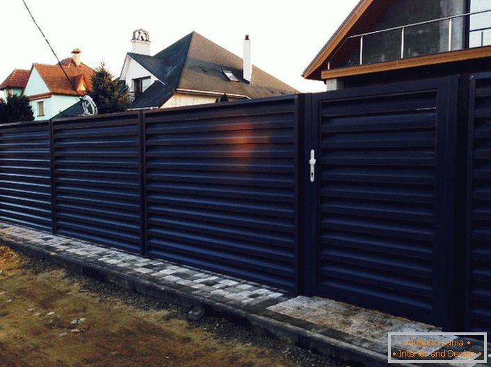 A stylish modular fence looks attractive and unassailable, such a fence will complement the exterior of any style.