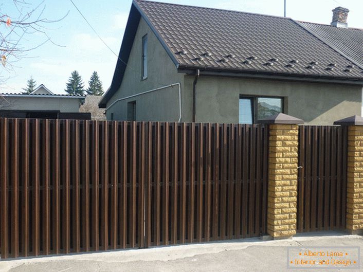 Modular fence made from corrugated board is decorated