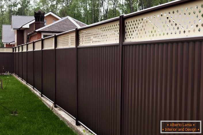 Modular fence is attractive not only for its pleasant appearance, it is also practical and functional.