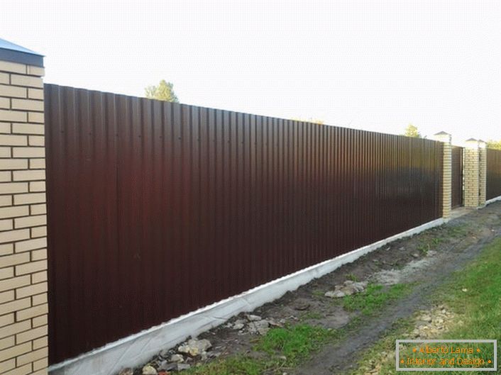 Modular fence from profiled sheeting is unpretentious in care, so attractive appearance is easy enough to maintain. 