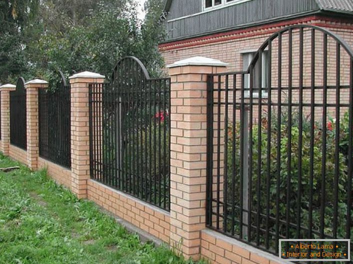 An elegant modular fence for a small villa is considered the most acceptable option. 