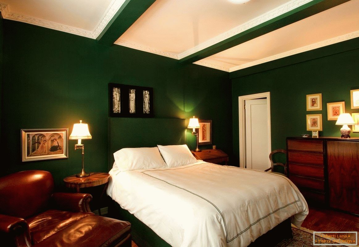 White, dark green and wood is an ideal combination for a bedroom