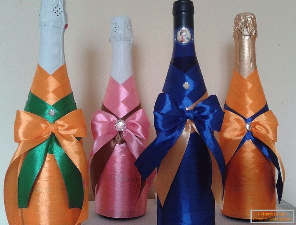 Decor of bottles with ribbons