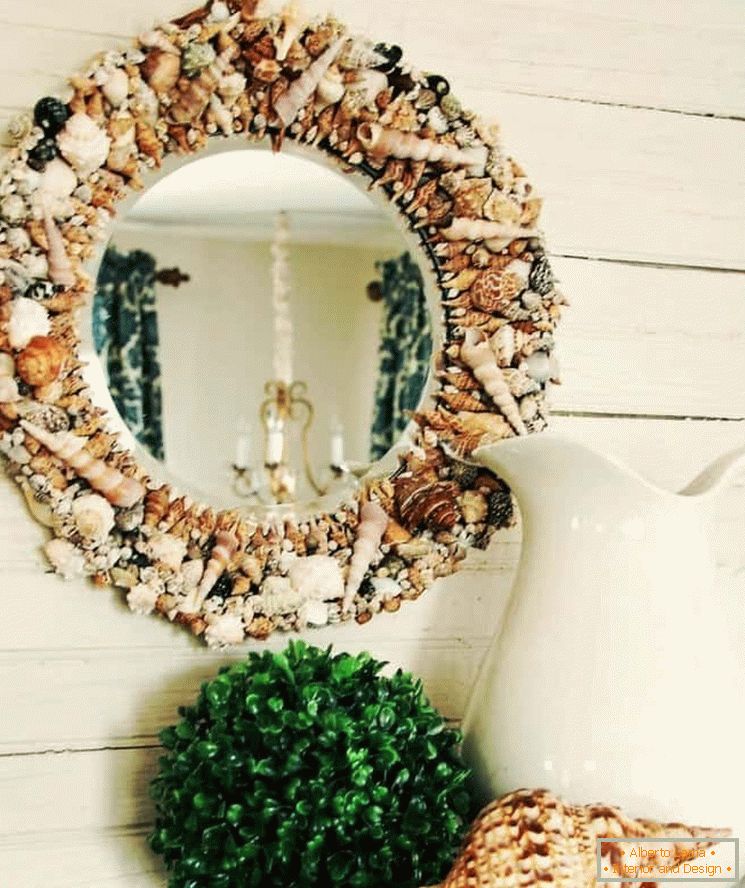 Round mirror with seashells