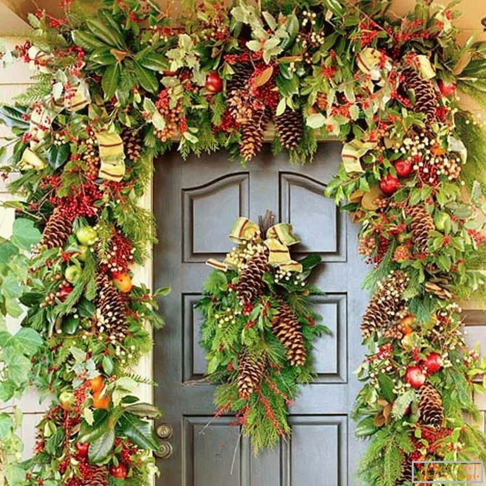 Registration of the entrance door around the wreaths