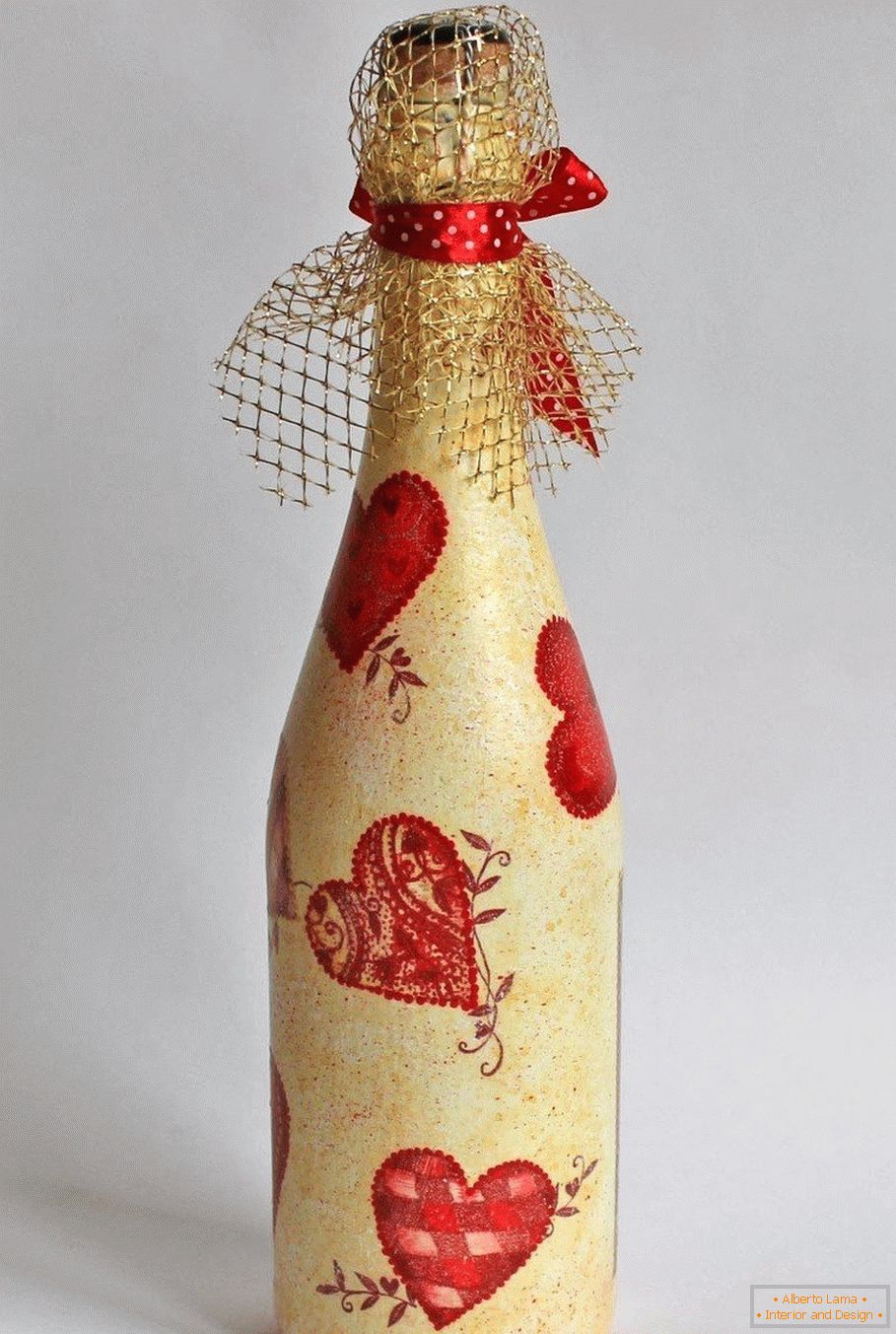 Decor of the bottle for Valentine's Day