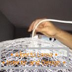 We fix the wire with a plafond, after passing it through the layers of the thread