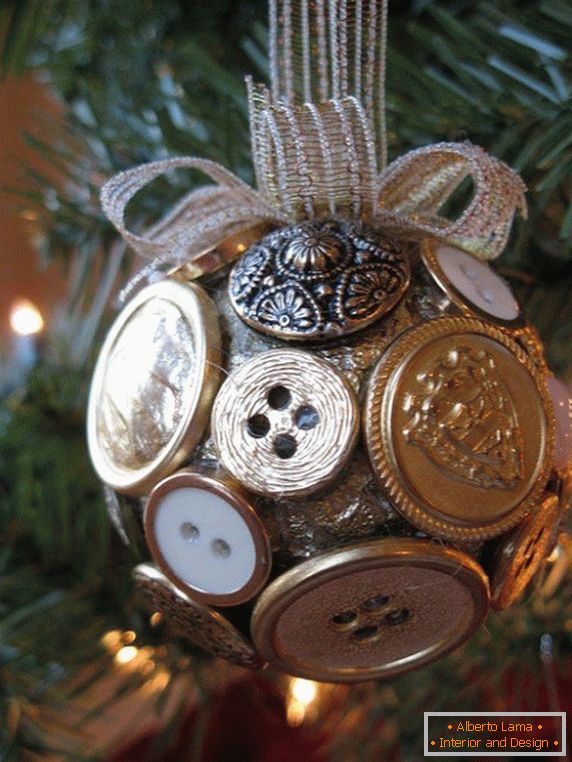 Christmas tree toys of buttons